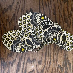 Vera Bradley sandals!‎ Size 9-10. Gorgeous pattern!